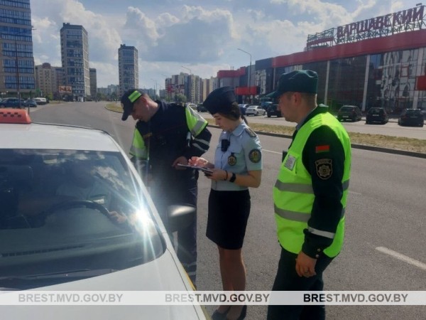В Бресте провели рейд по машинам такси. Какие были нарушения? В Бресте провели рейд по машинам такси. Какие были нарушения?