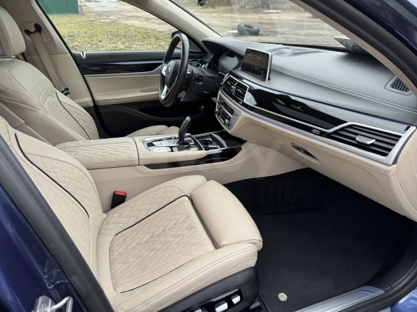 330 км/ч. В Беларуси на продажу выставили эксклюзивный седан BMW. Почём?