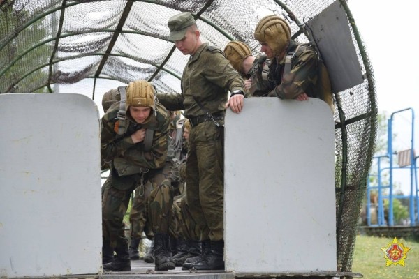 Новобранцы 38-ой Брестской бригады готовятся к своему первому прыжку с парашютом