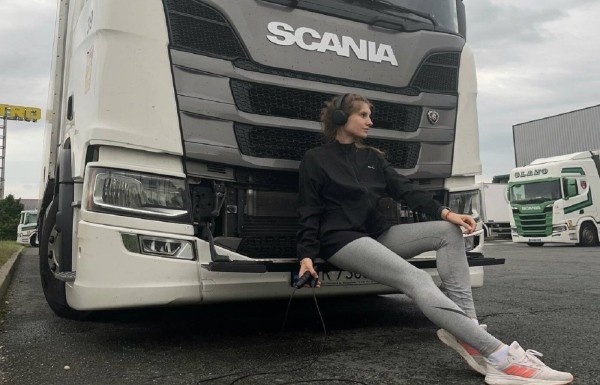 «Мигранты залезают в рефрижератор, чтобы пересечь границу». Как белорусская медсестра управляет 20-тонной Scania