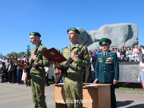В Брестской крепости приняли присягу более 200 пограничников