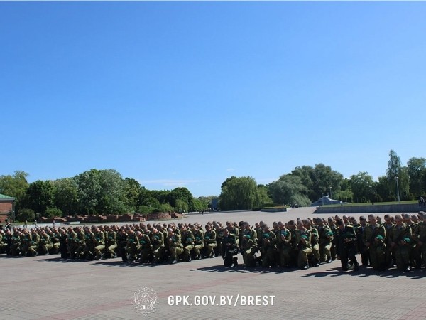 В Брестской крепости приняли присягу более 200 пограничников