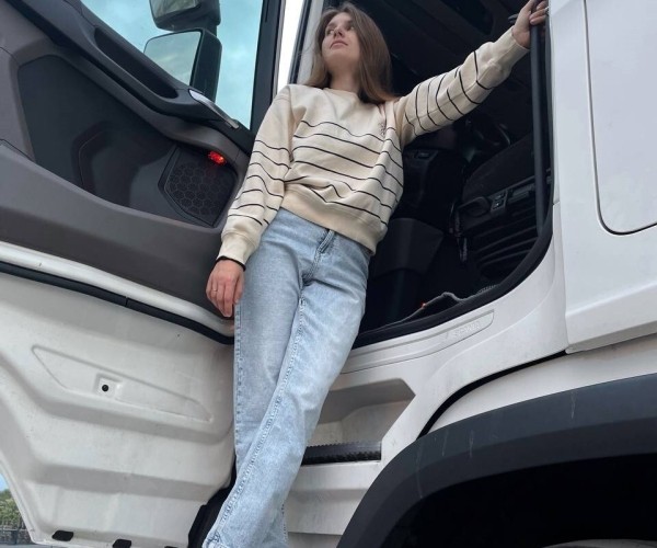 «Мигранты залезают в рефрижератор, чтобы пересечь границу». Как белорусская медсестра управляет 20-тонной Scania