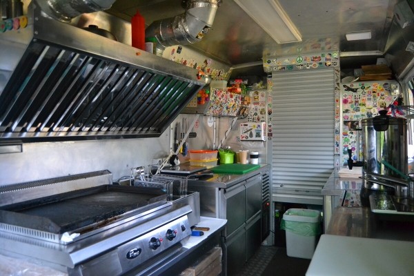 Пара из Бреста сделала крутой фуд-трак из старого Mercedes-Benz 609 Пара из Бреста сделала крутой фуд-трак из старого Mercedes-Benz 609