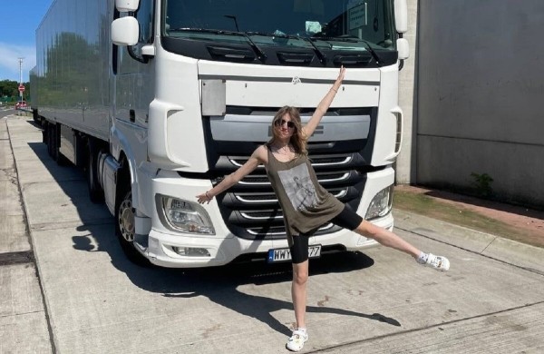 «Мигранты залезают в рефрижератор, чтобы пересечь границу». Как белорусская медсестра управляет 20-тонной Scania