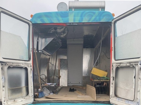 Пара из Бреста сделала крутой фуд-трак из старого Mercedes-Benz 609 Пара из Бреста сделала крутой фуд-трак из старого Mercedes-Benz 609