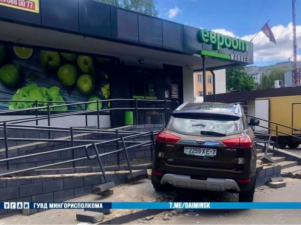 Перепутала передачи. В Минске девушка на авто почти заехала в «Евроопт» Перепутала передачи. В Минске девушка на авто почти заехала в «Евроопт»