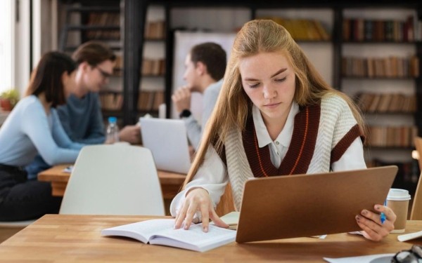 «В Беларуси нет платного образования». Власти опять подняли стоимость «бесплатного» образования
«В Беларуси нет платного образования». Власти опять подняли стоимость «бесплатного» образования