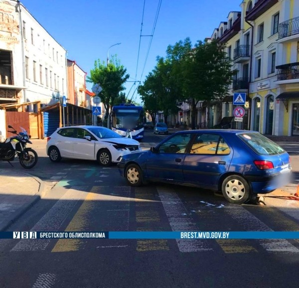 Siat и Peugeot столкнулись в центре Бреста. Кто виноват?