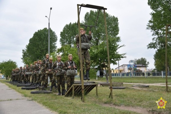 Новобранцы 38-ой Брестской бригады готовятся к своему первому прыжку с парашютом
