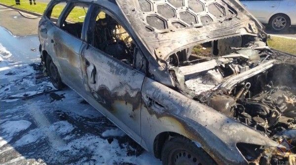 Появились фото автомобиля, который горел на проспекте Республики в Бресте