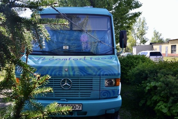 Пара из Бреста сделала крутой фуд-трак из старого Mercedes-Benz 609 Пара из Бреста сделала крутой фуд-трак из старого Mercedes-Benz 609