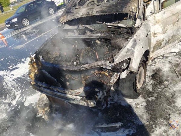 Появились фото автомобиля, который горел на проспекте Республики в Бресте