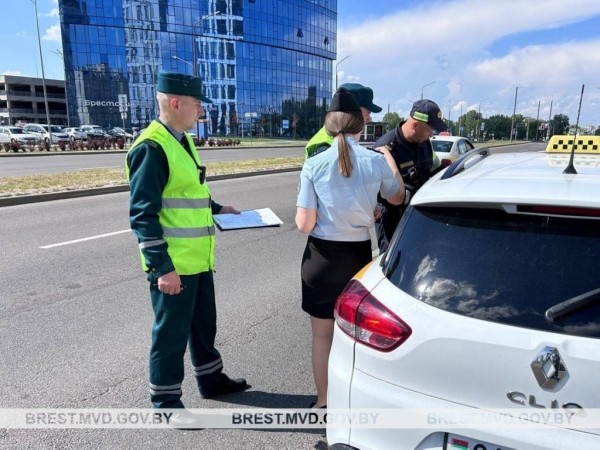 В Бресте провели рейд по машинам такси. Какие были нарушения? В Бресте провели рейд по машинам такси. Какие были нарушения?