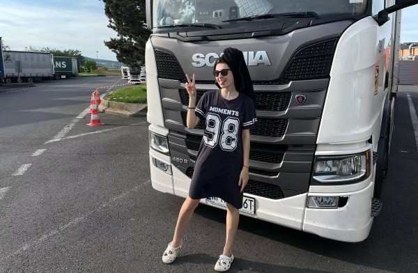 «Мигранты залезают в рефрижератор, чтобы пересечь границу». Как белорусская медсестра управляет 20-тонной Scania