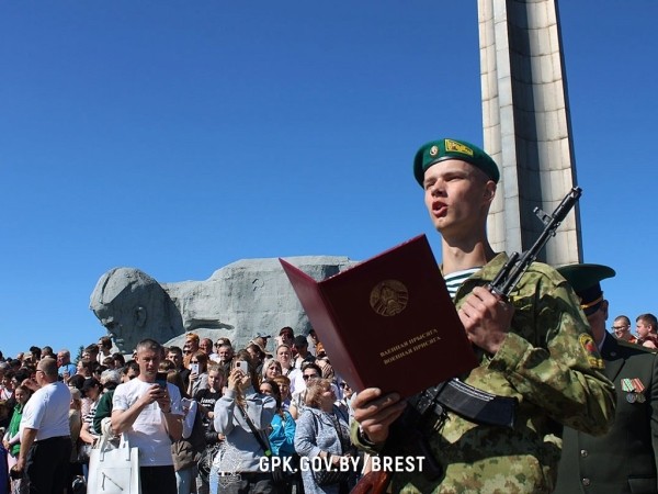 В Брестской крепости приняли присягу более 200 пограничников
