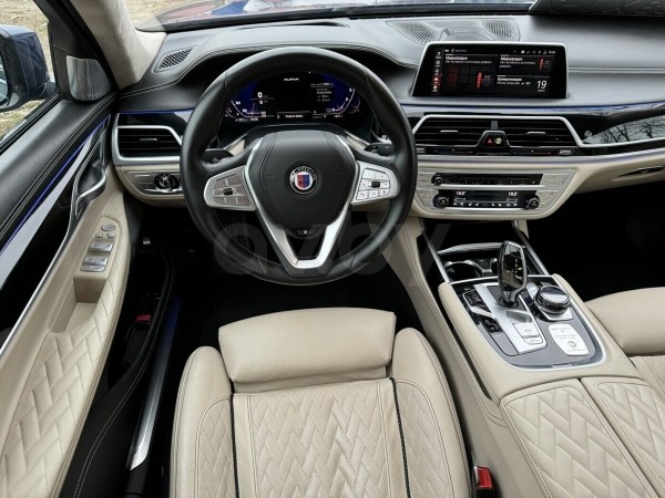 330 км/ч. В Беларуси на продажу выставили эксклюзивный седан BMW. Почём?