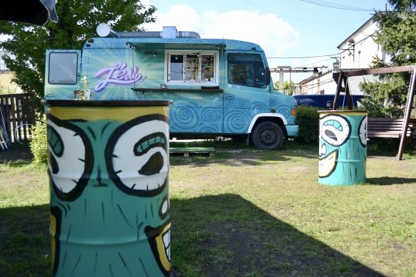 Пара из Бреста сделала крутой фуд-трак из старого Mercedes-Benz 609 Пара из Бреста сделала крутой фуд-трак из старого Mercedes-Benz 609