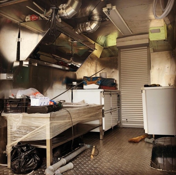 Пара из Бреста сделала крутой фуд-трак из старого Mercedes-Benz 609 Пара из Бреста сделала крутой фуд-трак из старого Mercedes-Benz 609