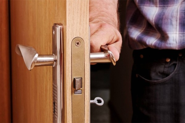 Может ли собственник квартиры навещать жильцов без предупреждения?