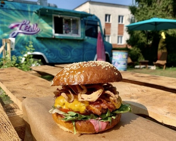 Пара из Бреста сделала крутой фуд-трак из старого Mercedes-Benz 609 Пара из Бреста сделала крутой фуд-трак из старого Mercedes-Benz 609