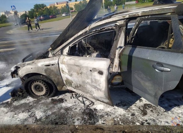 Появились фото автомобиля, который горел на проспекте Республики в Бресте