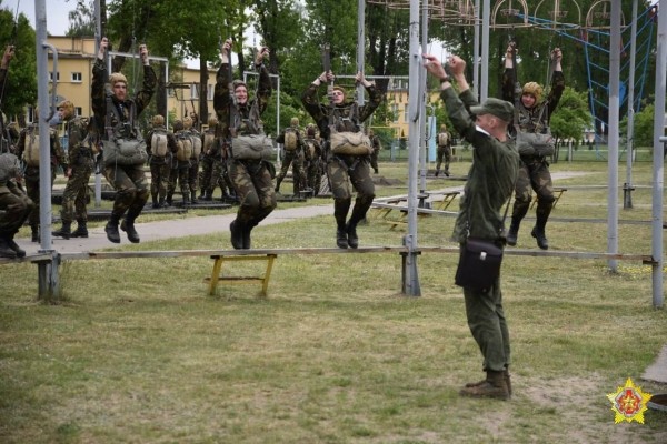 Новобранцы 38-ой Брестской бригады готовятся к своему первому прыжку с парашютом