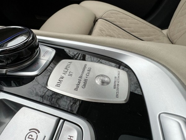 330 км/ч. В Беларуси на продажу выставили эксклюзивный седан BMW. Почём?