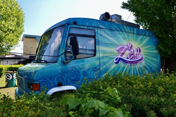 Пара из Бреста сделала крутой фуд-трак из старого Mercedes-Benz 609 Пара из Бреста сделала крутой фуд-трак из старого Mercedes-Benz 609