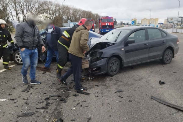 Герой дня: спасатель в нерабочее время помог мужчине выбраться из поврежденной машины