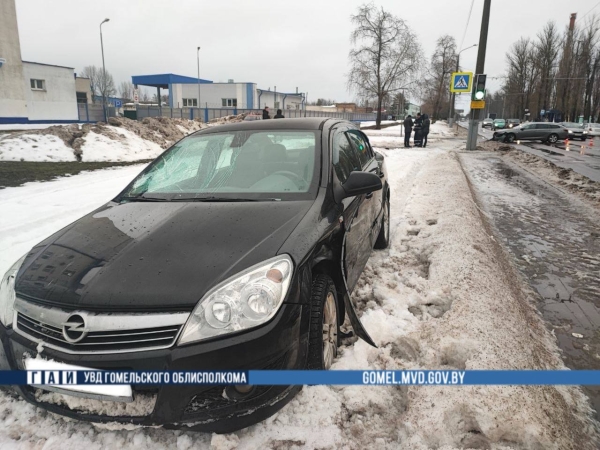 В Гомеле автомобиль вылетел на тротуар и сбил трех женщин. Опубликовано видео В Гомеле автомобиль вылетел на тротуар и сбил трех женщин. Опубликовано видео