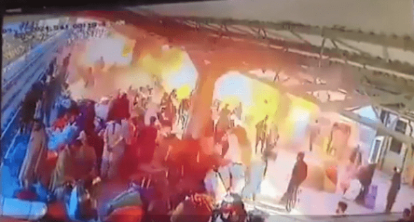 Смертник совершил теракт на вокзале в Пакистане — 24 человека погибли
Смертник совершил теракт на вокзале в Пакистане — 24 человека погибли