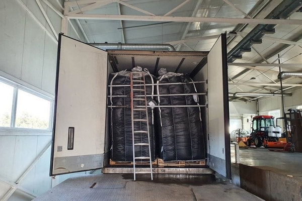 Сигареты на 2,3 миллиона евро нашли в белорусской фуре – их прятали за мешками с сажей