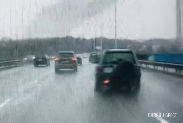 Читатель: В Бресте водитель создал опасную ситуацию на дороге
Читатель: В Бресте водитель создал опасную ситуацию на дороге