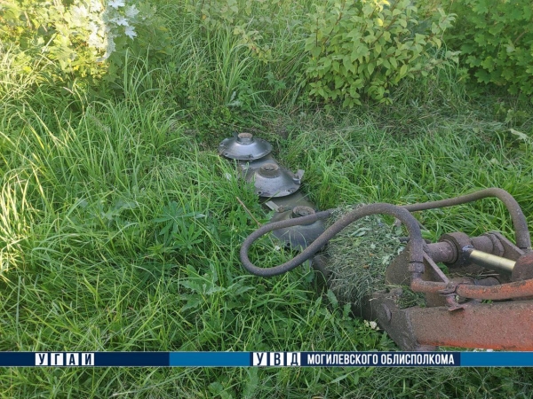 Под Могилевом трактор, косивший траву, зацепил нетрезвую женщину, которая находилась в кювете Под Могилевом трактор, косивший траву, зацепил нетрезвую женщину, которая находилась в кювете