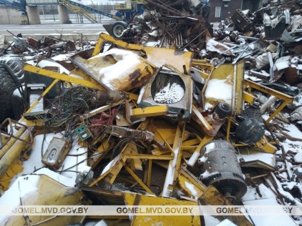 Гомельчанин вез 30 тонн металлолома без документов. Груз изъят, тягач с полуприцепом помещены на штрафстоянку Гомельчанин вез 30 тонн металлолома без документов. Груз изъят, тягач с полуприцепом помещены на штрафстоянку
