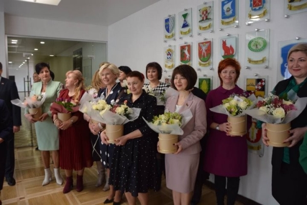 В горисполкоме чествовали женщин с наступающим 8 марта В горисполкоме чествовали женщин с наступающим 8 марта