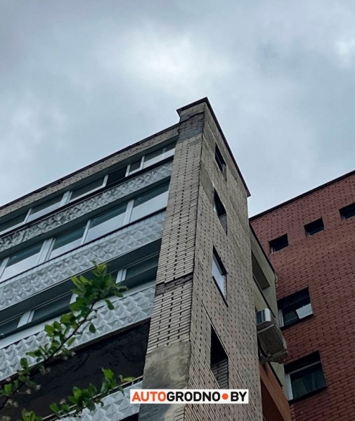 В Гродно кусок стены откололся от многоэтажки и упал на FIAT В Гродно кусок стены откололся от многоэтажки и упал на FIAT