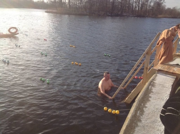 Заплыв моржей на Набережной Бреста. Посмотрите видео Заплыв моржей на Набережной Бреста. Посмотрите видео