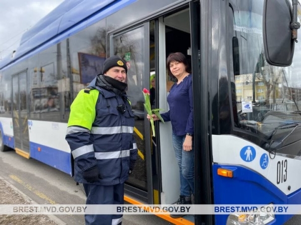 В Бресте инспекторы ГАИ останавливали автомобили с женщинами за рулем, чтобы подарить милым дамам тюльпаны В Бресте инспекторы ГАИ останавливали автомобили с женщинами за рулем, чтобы подарить милым дамам тюльпаны