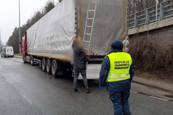В Польше оштрафовали белоруса. «Транспортники» в потоке увидели, что с грузом что-то не так В Польше оштрафовали белоруса. «Транспортники» в потоке увидели, что с грузом что-то не так