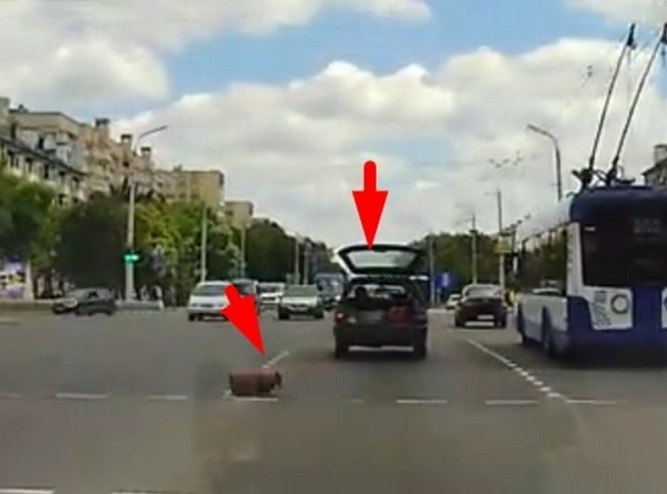 Случай в Бресте: открылся багажник и выпал баллон
Случай в Бресте: открылся багажник и выпал баллон