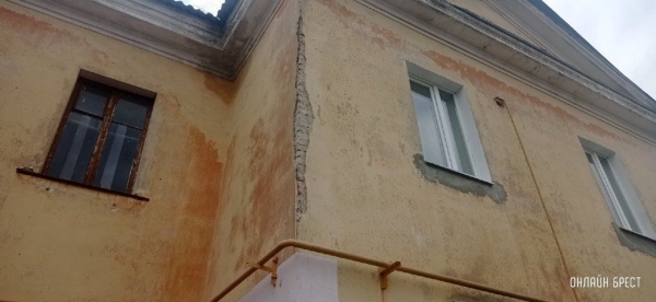 Читатель: В Бресте на улице Дубровская, 5/1, сыпется фасад дома
Читатель: В Бресте на улице Дубровская, 5/1, сыпется фасад дома