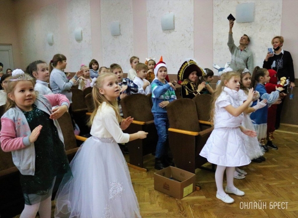 Читатель: «Приключения у новогодней ёлки» в средней школе № 28 г. Бреста
Читатель: «Приключения у новогодней ёлки» в средней школе № 28 г. Бреста