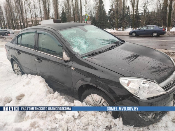 В Гомеле автомобиль вылетел на тротуар и сбил трех женщин. Опубликовано видео В Гомеле автомобиль вылетел на тротуар и сбил трех женщин. Опубликовано видео