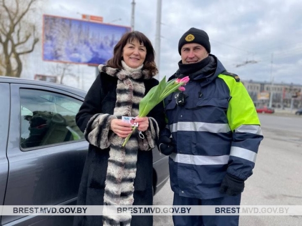 В Бресте инспекторы ГАИ останавливали автомобили с женщинами за рулем, чтобы подарить милым дамам тюльпаны В Бресте инспекторы ГАИ останавливали автомобили с женщинами за рулем, чтобы подарить милым дамам тюльпаны
