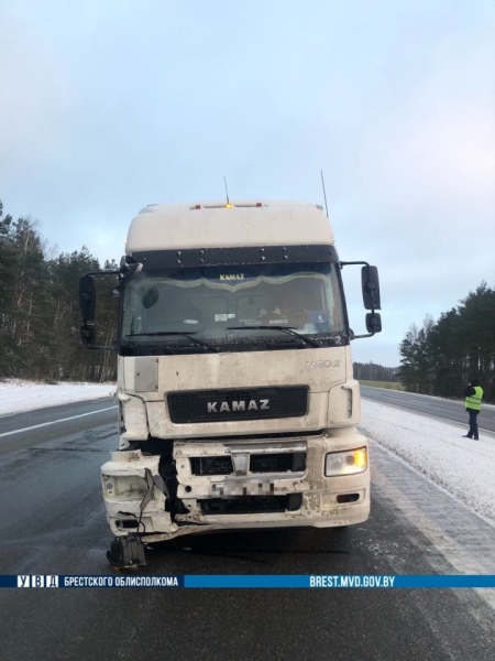 Страшная авария произошла в Брестской области. Водитель легковушки скончался на месте происшествия Страшная авария произошла в Брестской области. Водитель легковушки скончался на месте происшествия