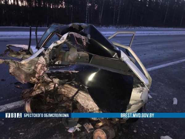 Страшная авария произошла в Брестской области. Водитель легковушки скончался на месте происшествия Страшная авария произошла в Брестской области. Водитель легковушки скончался на месте происшествия