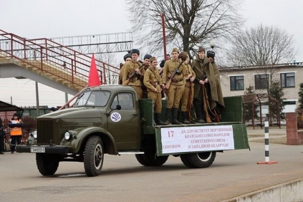 Уникальный Поезд направляется в сторону Бреста. Фоторепортаж