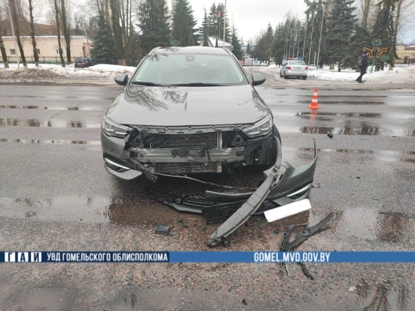 В Гомеле автомобиль вылетел на тротуар и сбил трех женщин. Опубликовано видео В Гомеле автомобиль вылетел на тротуар и сбил трех женщин. Опубликовано видео